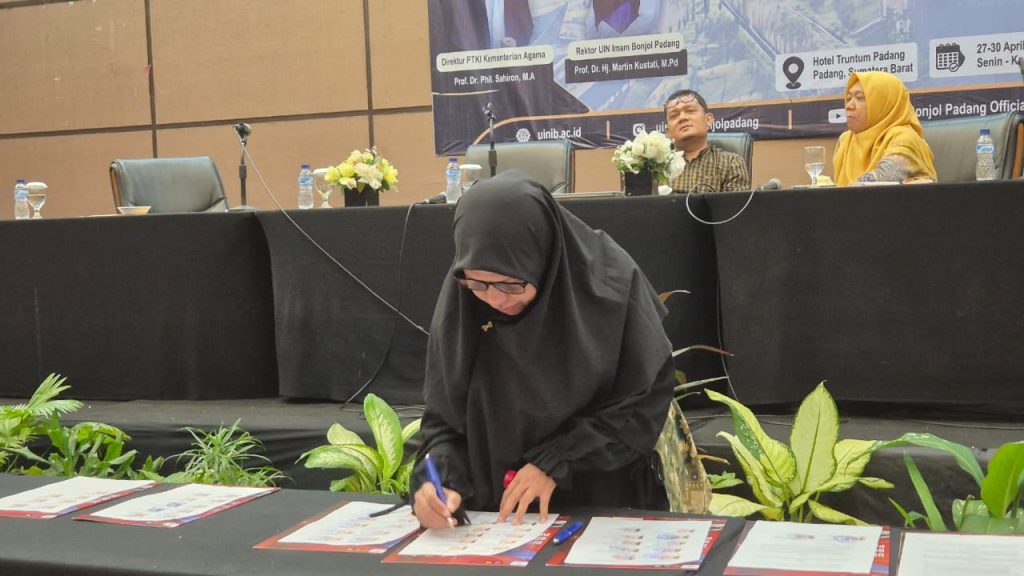 Dr. Andi Nurwati, S.S., M.Pd., Sekretaris LPM IAIN Sultan Amai Gorontalo Tandatangani MoU Nasional LPM PTKIN se-Indonesia